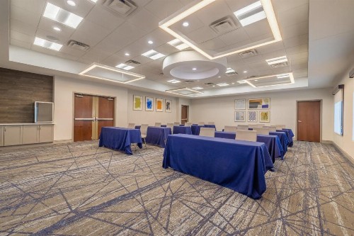 Holiday Inn Express & Suites Kansas City Airport an IHG Hotel - image 3