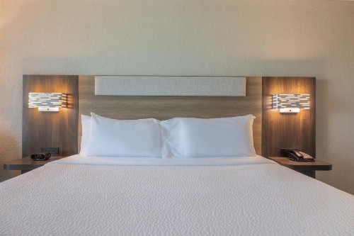 Holiday Inn Express & Suites Kansas City Airport an IHG Hotel - image 33