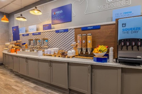 Holiday Inn Express & Suites Kansas City Airport an IHG Hotel - image 48