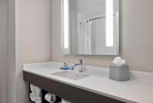 Holiday Inn Express & Suites Kansas City Airport an IHG Hotel - image 5