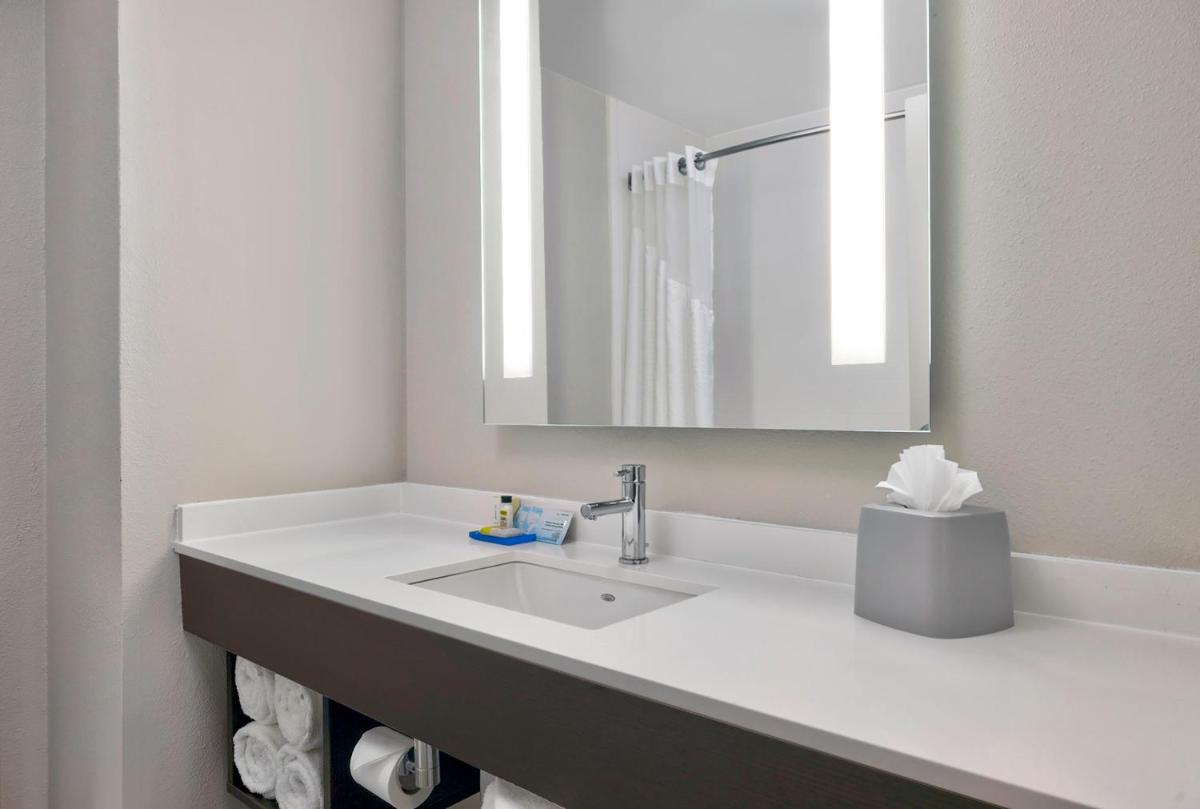 Holiday Inn Express & Suites Kansas City Airport an IHG Hotel - image 5