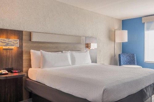 Holiday Inn Express & Suites Kansas City Airport an IHG Hotel - image 50