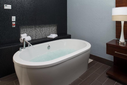 Holiday Inn Express & Suites Kansas City Airport an IHG Hotel - image 7