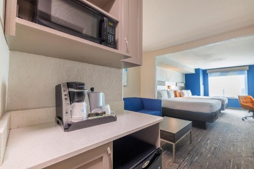 Holiday Inn Express & Suites Kansas City Airport an IHG Hotel - image 9