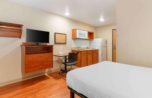 WoodSpring Suites Kansas City Stadium - image 10