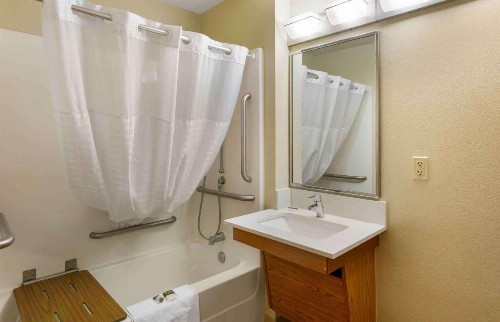 WoodSpring Suites Kansas City Stadium - image 28