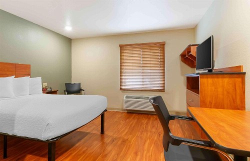 WoodSpring Suites Kansas City Stadium - image 9