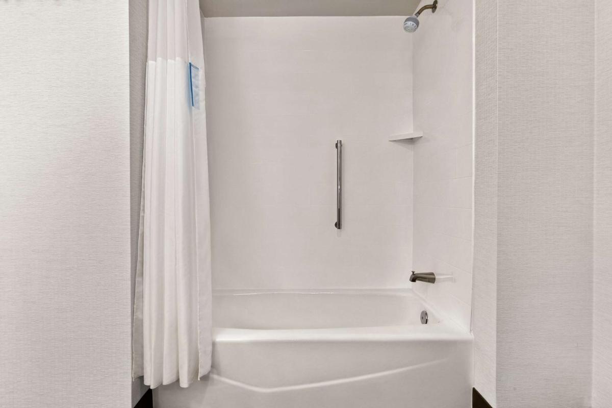 Hampton Inn Suites Kansas City Downtown Crossroads - image 3