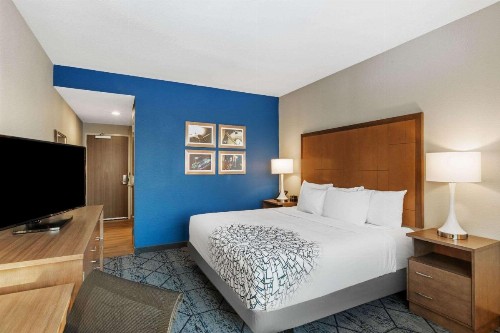 La Quinta Inn & Suites by Wyndham Kansas City Beacon Hill - image 12