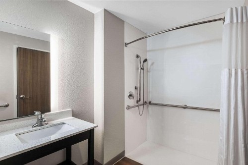 La Quinta Inn & Suites by Wyndham Kansas City Beacon Hill - image 14