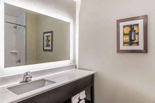 La Quinta Inn & Suites by Wyndham Kansas City Beacon Hill - image 15