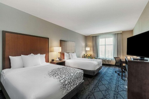 La Quinta Inn & Suites by Wyndham Kansas City Beacon Hill - image 16