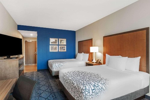 La Quinta Inn & Suites by Wyndham Kansas City Beacon Hill - image 17