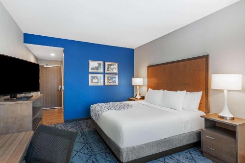 La Quinta Inn & Suites by Wyndham Kansas City Beacon Hill - image 18