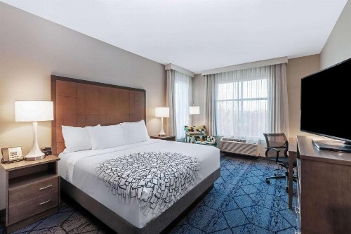La Quinta Inn & Suites by Wyndham Kansas City Beacon Hill - image 19