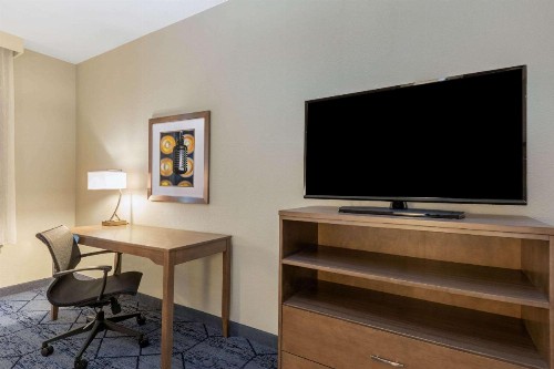 La Quinta Inn & Suites by Wyndham Kansas City Beacon Hill - image 20