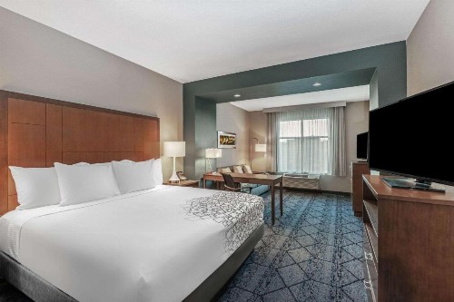 La Quinta Inn & Suites by Wyndham Kansas City Beacon Hill - image 21