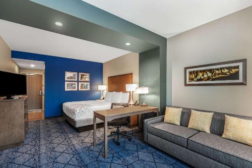 La Quinta Inn & Suites by Wyndham Kansas City Beacon Hill - image 22