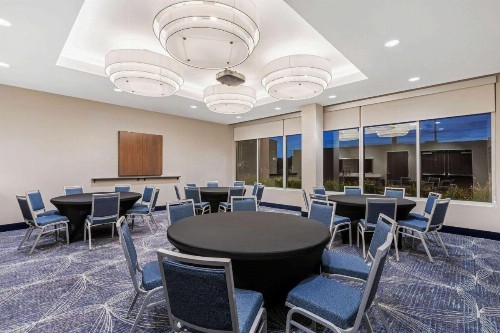 La Quinta Inn & Suites by Wyndham Kansas City Beacon Hill - image 23