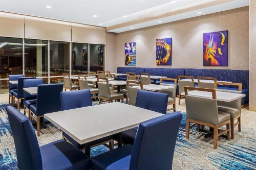 La Quinta Inn & Suites by Wyndham Kansas City Beacon Hill - image 24