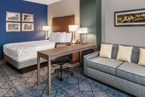 La Quinta Inn & Suites by Wyndham Kansas City Beacon Hill - image 25