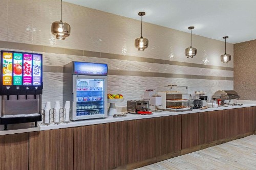 La Quinta Inn & Suites by Wyndham Kansas City Beacon Hill - image 27
