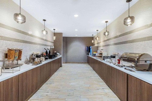La Quinta Inn & Suites by Wyndham Kansas City Beacon Hill - image 28