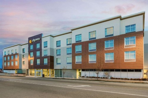 La Quinta Inn & Suites by Wyndham Kansas City Beacon Hill - image 3
