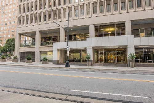 Frontdesk Sky on Main Apts Downtown Kansas City - image 3