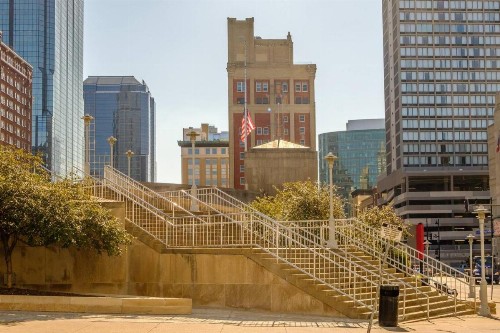 Frontdesk Sky on Main Apts Downtown Kansas City - image 2