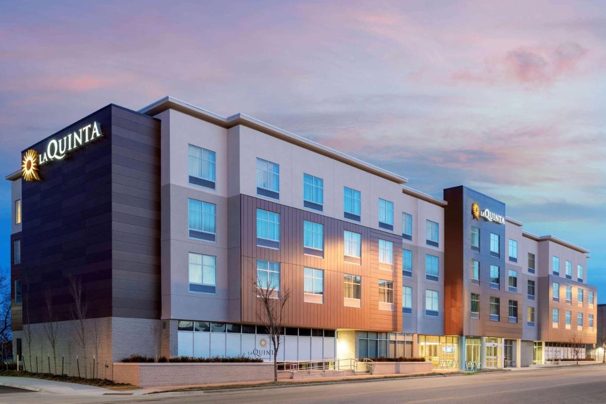 La Quinta Inn & Suites by Wyndham Kansas City Beacon Hill - main image
