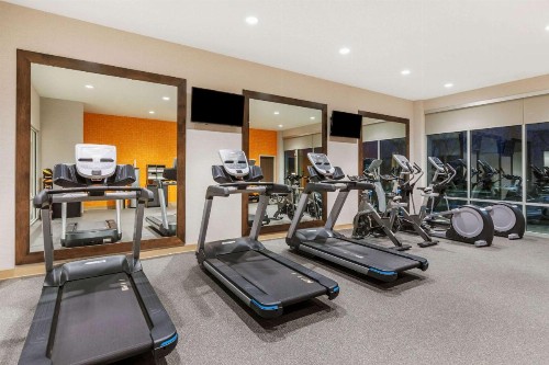 La Quinta Inn & Suites by Wyndham Kansas City Beacon Hill - image 10