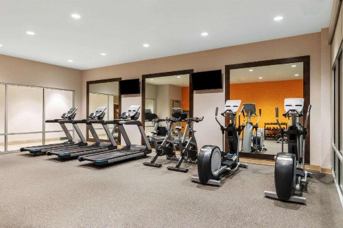 La Quinta Inn & Suites by Wyndham Kansas City Beacon Hill - image 11