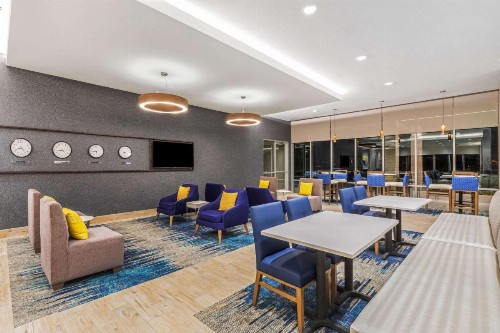 La Quinta Inn & Suites by Wyndham Kansas City Beacon Hill - image 4