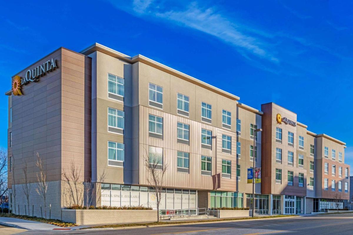 La Quinta Inn & Suites by Wyndham Kansas City Beacon Hill - image 6
