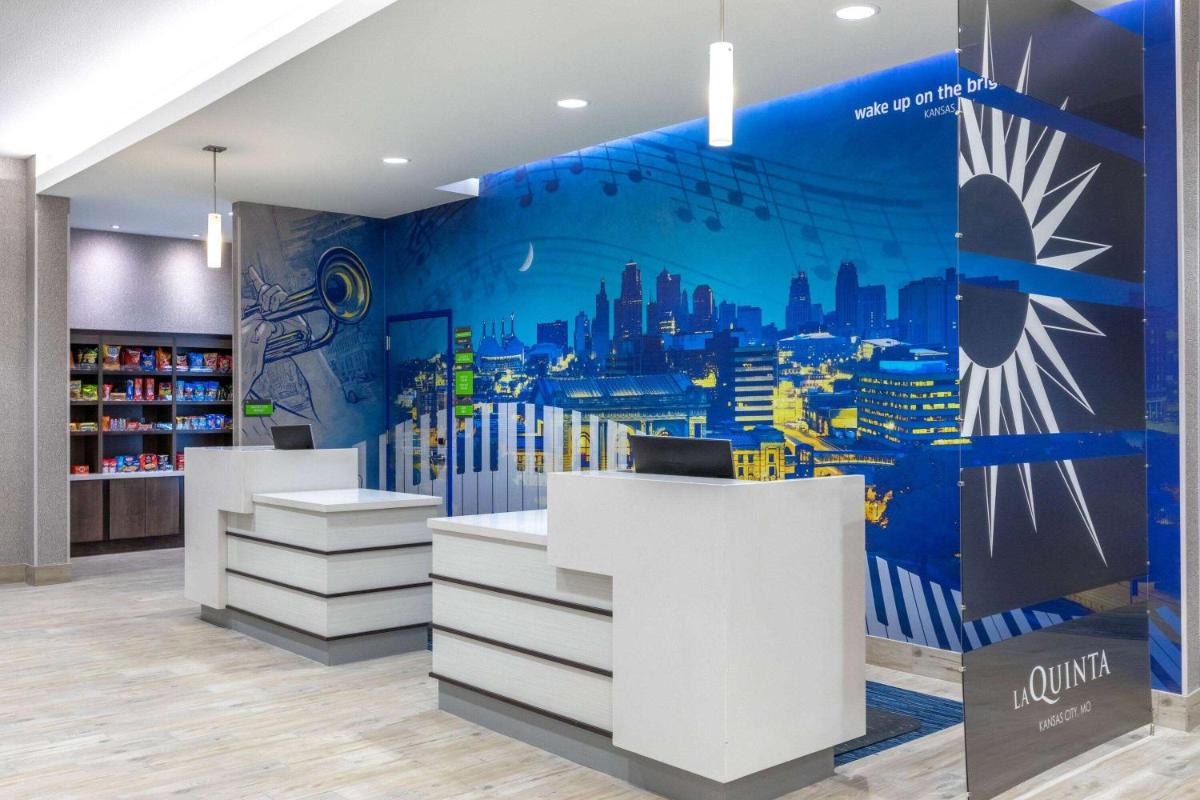 La Quinta Inn & Suites by Wyndham Kansas City Beacon Hill - image 7