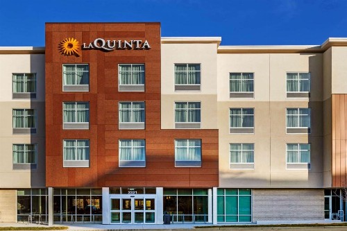 La Quinta Inn & Suites by Wyndham Kansas City Beacon Hill - image 8