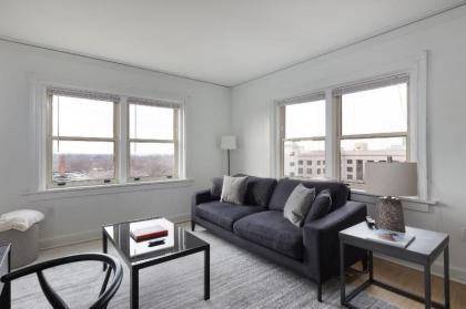 Comfy MW 1BR with Gym & WD by Zencity - image 13