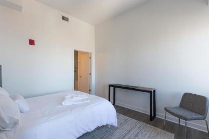 Luxe DT 2BR with City View by Zencity - image 11