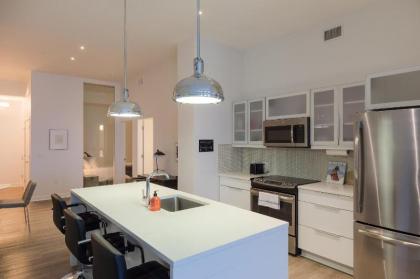 Luxe DT 2BR with City View by Zencity - image 12