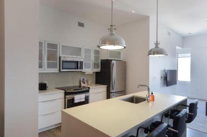 Luxe DT 2BR with City View by Zencity - image 13