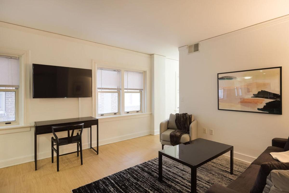 Comfy MW 2BR with Gym & WD by Zencity - image 7