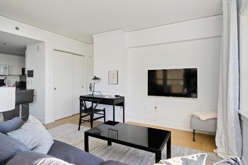Comfy MW 1BR with Gym & WD by Zencity - image 11