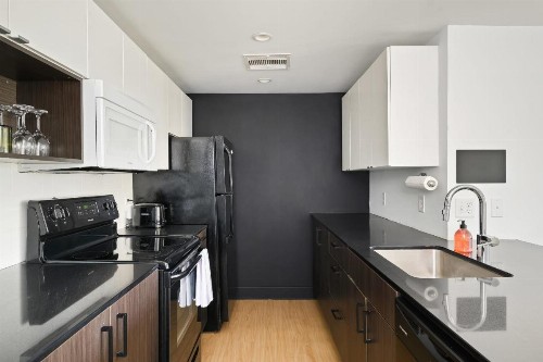 Comfy MW 1BR with Gym & WD by Zencity - image 4