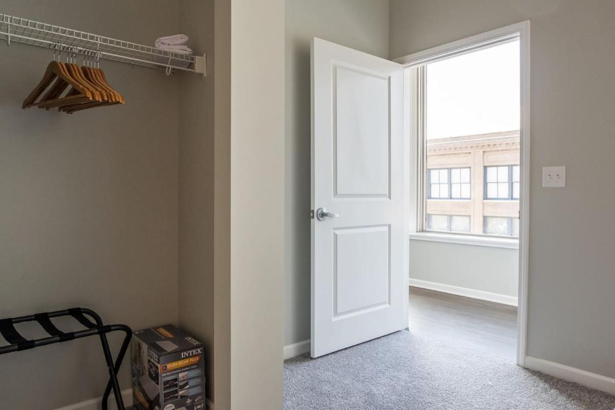 Frontdesk 915 Broadway Apts Downtown Kansas City - image 6