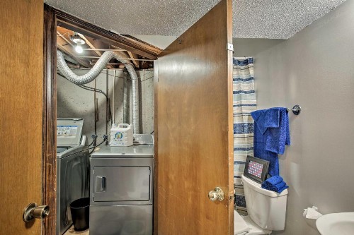 Pet-Friendly Getaway with Yard - 12Mi to Downtown KC - image 3