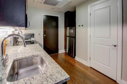 Cozy DT Studio with Gym & Pool by Zencity - image 11