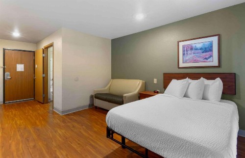 WoodSpring Suites Kansas City South - image 12