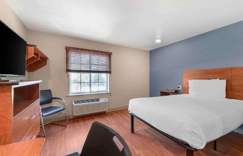 WoodSpring Suites Kansas City South - image 13