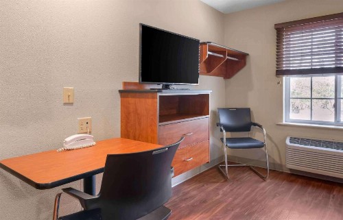 WoodSpring Suites Kansas City South - image 18